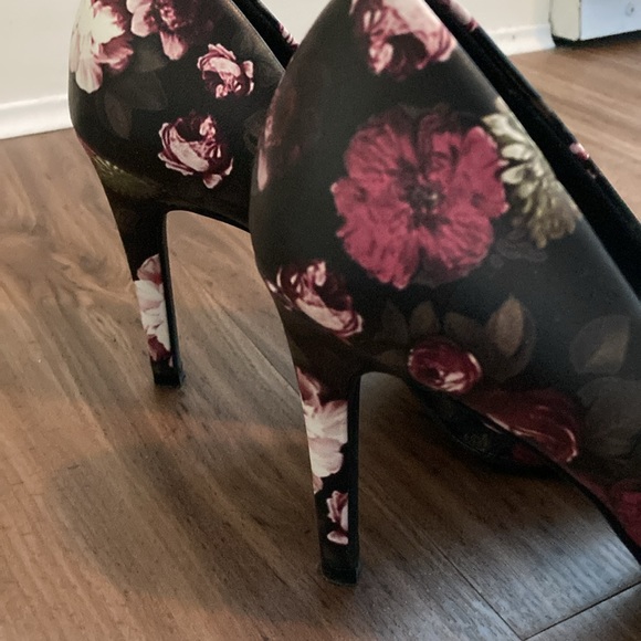 Floral Beauties - Picture 3 of 4